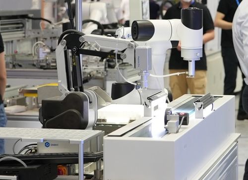 越疆科技协作机器人全产品矩阵展示及全行业应用方案演示圆满收官，引领网络工程新突破